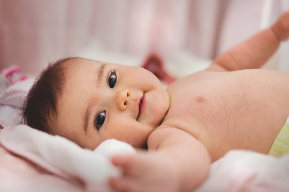 赤ちゃんをお風呂に入れる時、どこで洗う？ 泣く時はどうしたらいいの？最適な温度や時間、入れ方を解説！ エガオノミカタ