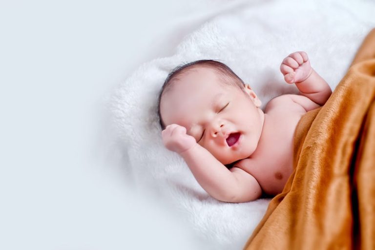 新生児が寝る時、電気はどうする？ 赤ちゃんが寝ている時の唸り声の原因とは？ 赤ちゃんが安心できる、おくるみの巻き方を伝授！ エガオノミカタ